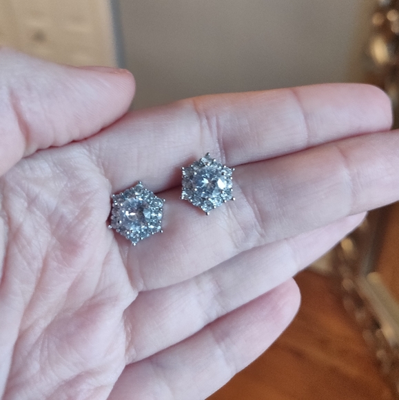 Snowflake/star stud earrings - Picture 4 of 4